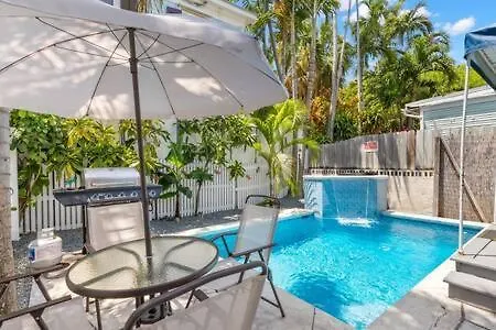 Poolside Retreat Apartamento